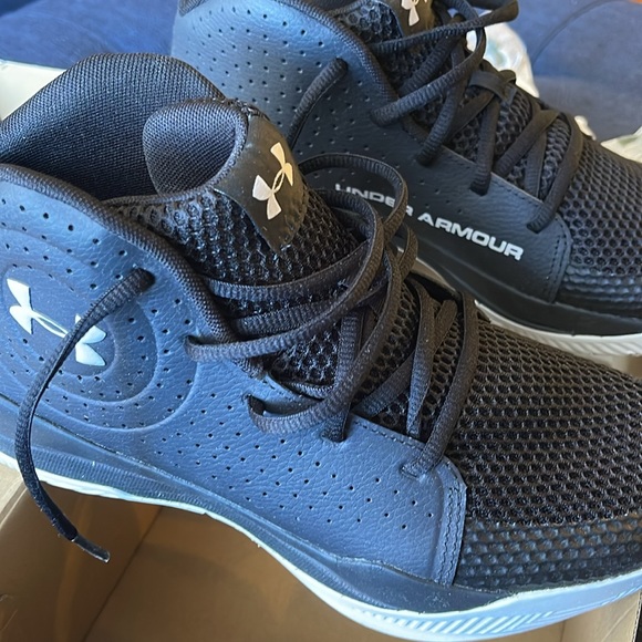 Brand new Kids size 7 (can fit men’s) sneakers under armor - Picture 3 of 7